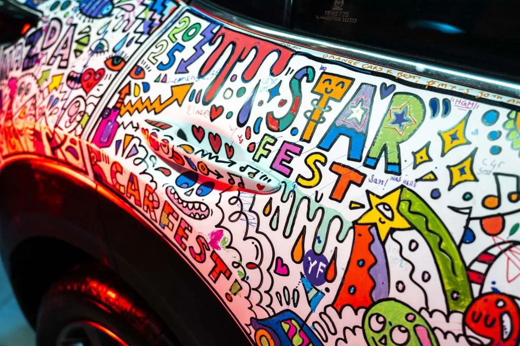 El Mazda CX-30 se convierte en art car en el evento de toma de contacto con el nuevo Mazda6e 16 Motor16 MAZDA CX 30 ART CAR CARFEST REINO UNIDO LUKE CRUMP12 Motor16