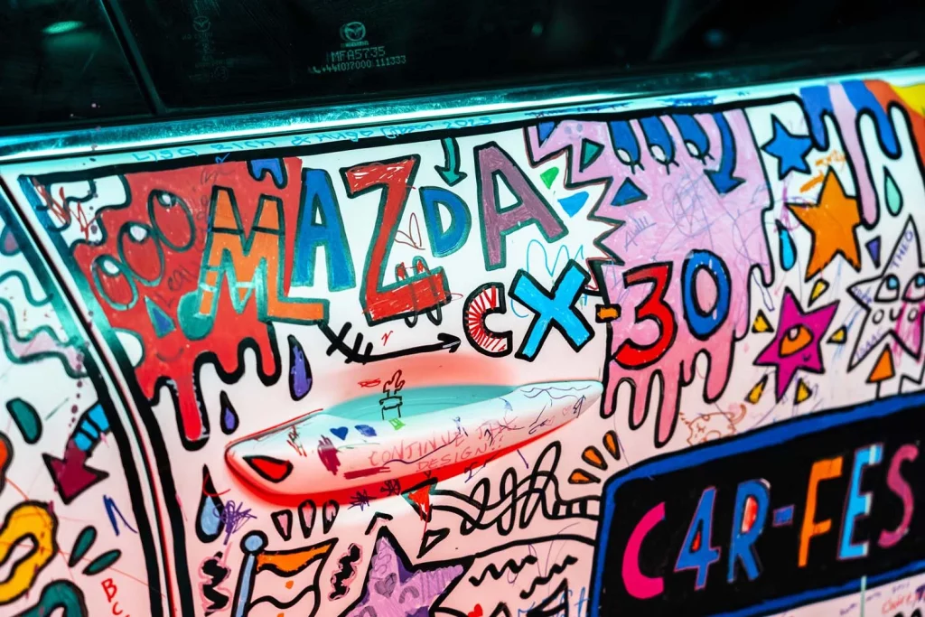 El Mazda CX-30 se convierte en art car en el evento de toma de contacto con el nuevo Mazda6e 17 Motor16 MAZDA CX 30 ART CAR CARFEST REINO UNIDO LUKE CRUMP13 Motor16