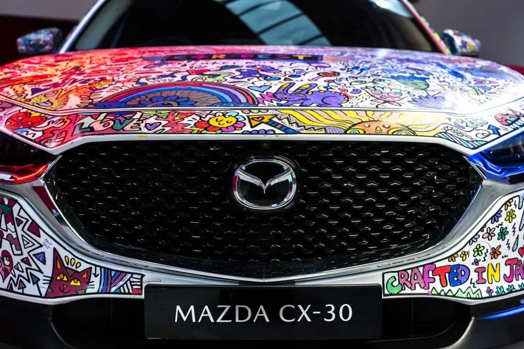 El Mazda CX-30 se convierte en art car en el evento de toma de contacto con el nuevo Mazda6e 18 Motor16 MAZDA CX 30 ART CAR CARFEST REINO UNIDO LUKE CRUMP14 Motor16