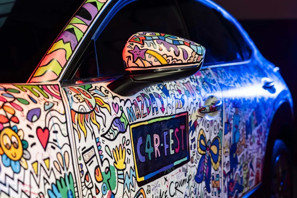 El Mazda CX-30 se convierte en art car en el evento de toma de contacto con el nuevo Mazda6e 19 Motor16 MAZDA CX 30 ART CAR CARFEST REINO UNIDO LUKE CRUMP15 Motor16