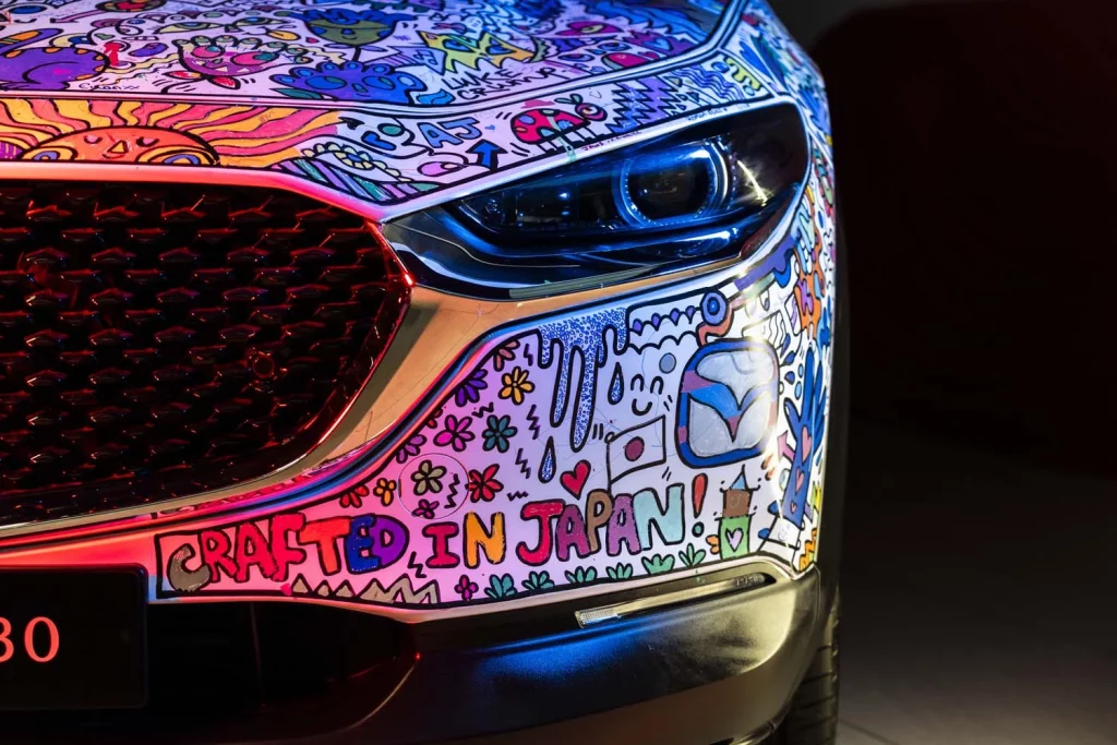 El Mazda CX-30 se convierte en art car en el evento de toma de contacto con el nuevo Mazda6e 2 Motor16 MAZDA CX 30 ART CAR CARFEST REINO UNIDO LUKE CRUMP16 Motor16