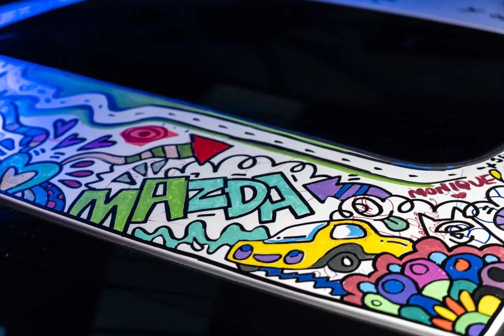 El Mazda CX-30 se convierte en art car en el evento de toma de contacto con el nuevo Mazda6e 20 Motor16 MAZDA CX 30 ART CAR CARFEST REINO UNIDO LUKE CRUMP17 Motor16