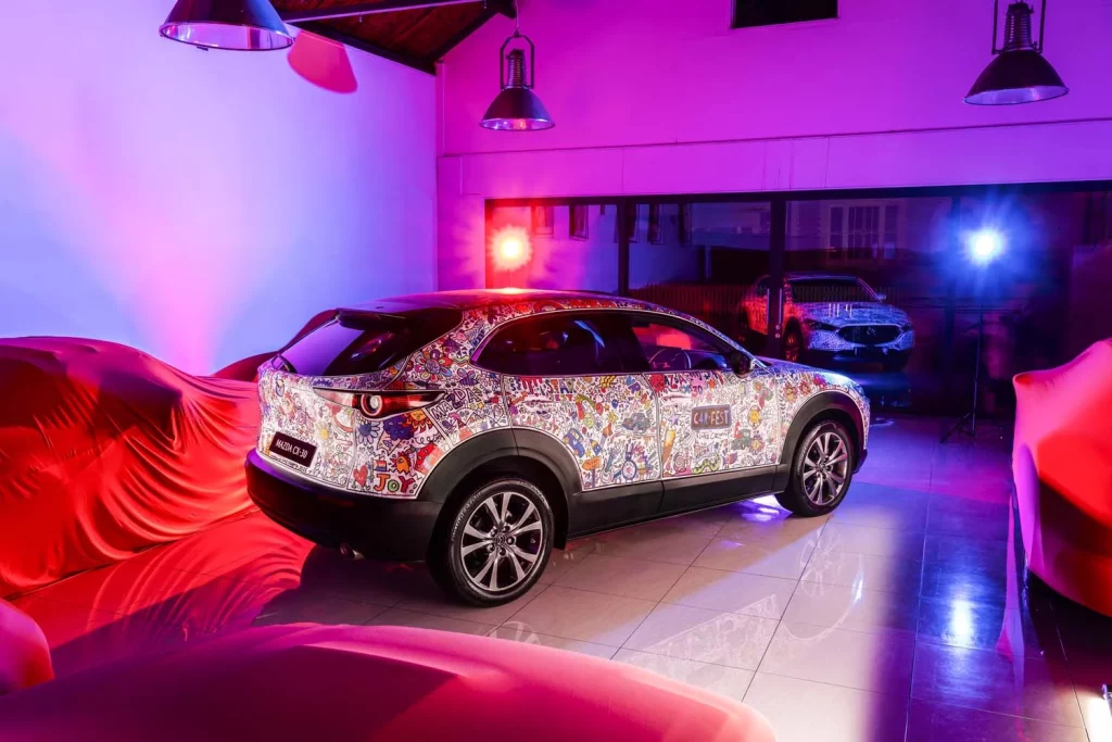 El Mazda CX-30 se convierte en art car en el evento de toma de contacto con el nuevo Mazda6e 1 Motor16 MAZDA CX 30 ART CAR CARFEST REINO UNIDO LUKE CRUMP20 Motor16
