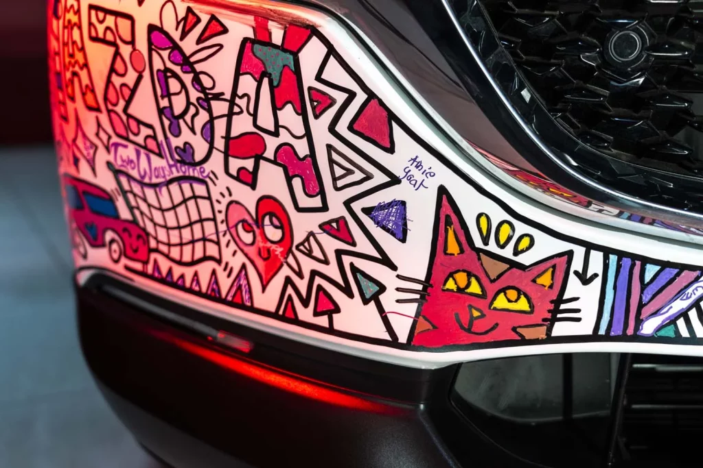 El Mazda CX-30 se convierte en art car en el evento de toma de contacto con el nuevo Mazda6e 8 Motor16 MAZDA CX 30 ART CAR CARFEST REINO UNIDO LUKE CRUMP4 Motor16