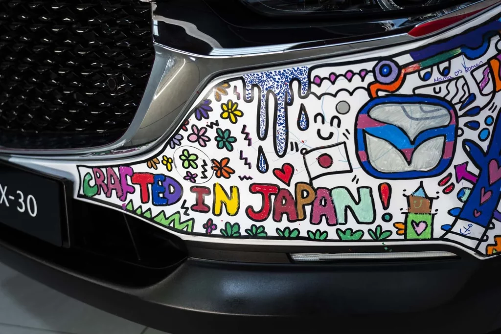 El Mazda CX-30 se convierte en art car en el evento de toma de contacto con el nuevo Mazda6e 9 Motor16 MAZDA CX 30 ART CAR CARFEST REINO UNIDO LUKE CRUMP5 Motor16