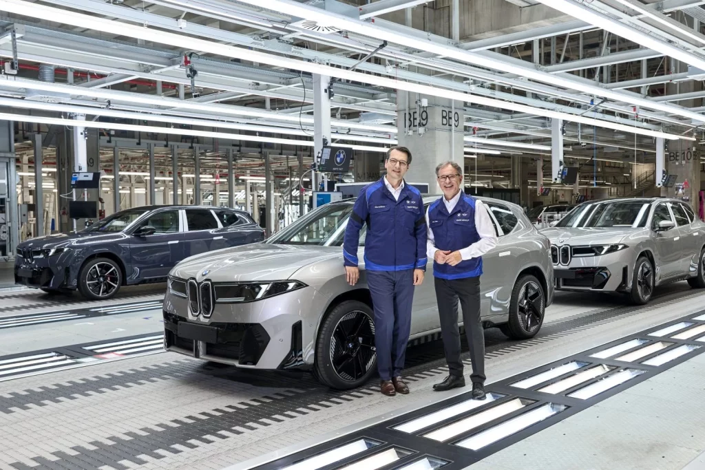 El nuevo BMW iX3 ya es una realidad que sale de la avanzada factoría de Debrecen 50 Motor16 Milan Nedeljkovi c Member of the Board of BMW AG Production left side and Hans Peter Kemser Managing Director BMW Group Plant Debrecen 3 Motor16