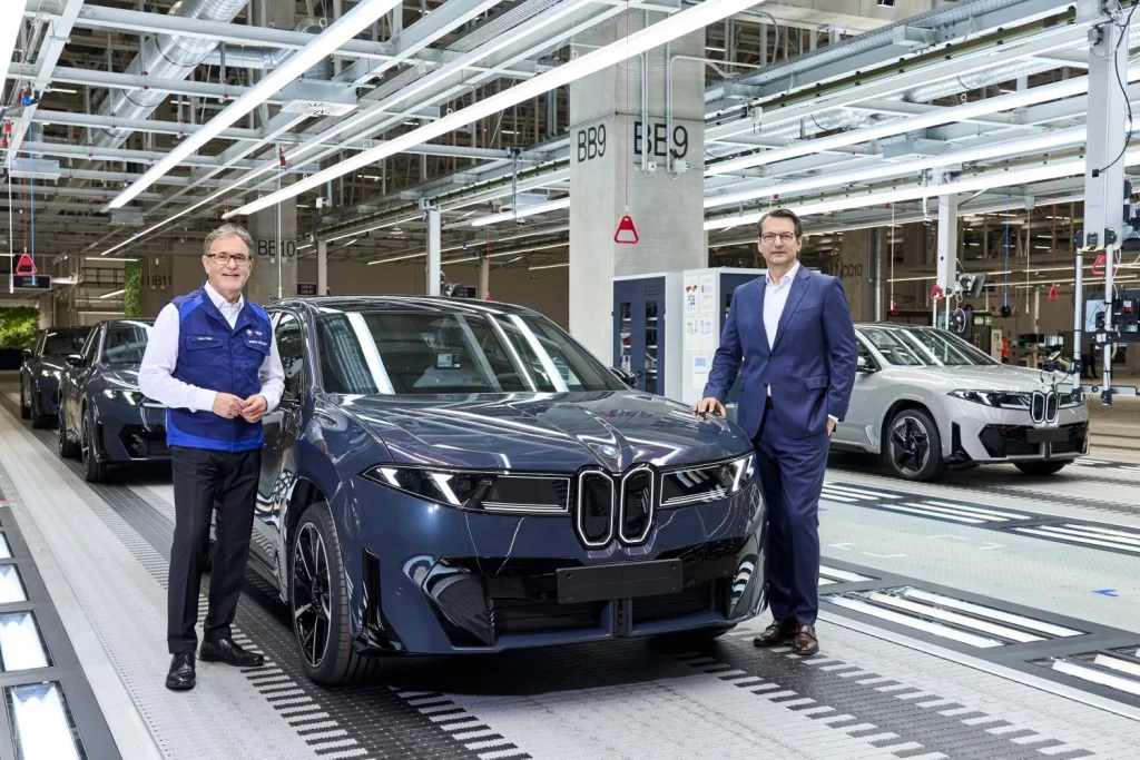 El nuevo BMW iX3 ya es una realidad que sale de la avanzada factoría de Debrecen 51 Motor16 Milan Nedeljkovi c Member of the Board of BMW AG Production right side and Hans Peter Kemser Managing Director BMW Group Plant Debrecen Motor16