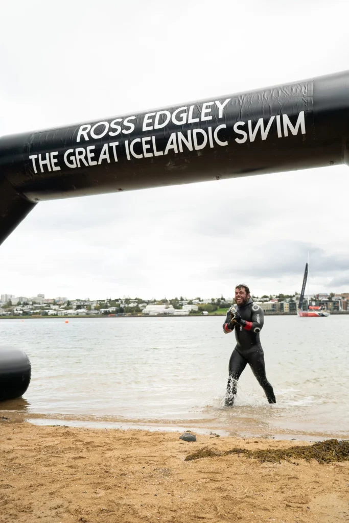 1.600 kilómetros en 100 días: récord mundial a nado en Islandia con el apoyo de los eléctricos de BMW 16 Motor16 RECORD MUNDIAL Ross Edgley BMW IX16 Motor16