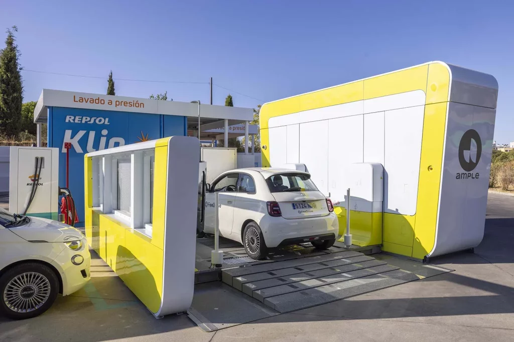 Repsol acelera la movilidad eléctrica en Madrid: estaciones que cambian una batería vacía por una llena en 5 minutos 1 Motor16 Repsol intercambio baterias ample fiat 5002 Motor16