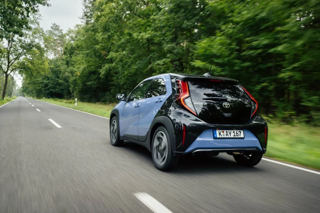 Toyota Aygo Cross hybrid 4 Motor16