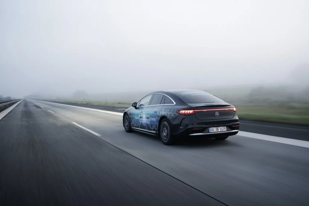 Un Mercedes EQS con batería de estado sólido viaja 1.205 km “de verdad” 22 Motor16 Un Mercedes EQS con batería de estado sólido viaja 1.205 km “de verdad” Un Mercedes EQS equipado con una batería de estado sólido experimental ha completado un viaje de 1.205 kilómetros desde Stuttgart (Alemania), hasta Malmö (Suecia), sin una sola parada de recarga. Esta demostración real ha sido fruto de la colaboración entre Mercedes-AMG High Performance Powertrains (HPP) y el fabricante estadounidense de baterías Factorial Energy, con el objetivo no sólo de establecer un nuevo récord de autonomía sino de validar el potencial de las baterías de estado sólido para su implementación en vehículos de producción. La prueba de larga distancia del Mercedes EQS con batería sólida superó en tres kilómetros el récord anterior establecido por el Mercedes Vision EQXX en su ruta Stuttgart-Silverstone, llegando a destino con una autonomía restante de 137 kilómetros. Este logro representa un hito tecnológico que combina autonomía extrema, eficiencia energética superior y madurez técnica, demostrando que la tecnología de batería sólida funciona no sólo en laboratorio sino también en condiciones reales de conducción por carreteras públicas. “La batería de estado sólido es un verdadero cambio de juego para la movilidad eléctrica”, declaró Markus Schäfer, miembro del consejo de administración de Mercedes-Benz Group AG y director de tecnología, quien añadió que “con el exitoso viaje de larga distancia del EQS, demostramos que esta tecnología funciona no solo en el laboratorio, sino también en la carretera. Nuestro objetivo es llevar innovaciones como esta a la producción en serie para finales de la década”. Tecnología de Fórmula 1 aplicada a este Mercedes EQS El sistema de batería de estado sólido del Mercedes EQS fue desarrollado en estrecha colaboración con Mercedes-AMG High Performance Powertrains (HPP), el centro tecnológico de Fórmula 1 del Grupo Mercedes-Benz ubicado en Brixworth, Reino Unido. Las celdas de litio-metal utilizadas en el vehículo proceden del fabricante estadounidense Factorial Energy, y están basadas en la tecnología FEST (Factorial Electrolyte System Technology). Una de las innovaciones más destacadas del sistema son los actuadores neumáticos que soportan las celdas durante los cambios de volumen típicos de esta tecnología, asegurando la presión de contacto necesaria sobre las celdas. Estos actuadores responden a los cambios en el volumen celular durante la carga y descarga, garantizando el funcionamiento perfecto de la batería a lo largo del tiempo. El contenido energético utilizable de la batería se incrementó un 25 % comparado con la batería estándar del Mercedes EQS, manteniendo un peso y tamaño comparables. La eficiencia adicional se logra mediante refrigeración por flujo de aire pasivo, eliminando sistemas de refrigeración activos que añadirían peso y complejidad al conjunto. Así, aunque Mercedes no aporta datos concretos, podemos deducir que la batería experimental de estado sólido montada en el Mercedes EQS tenía una capacidad útil de 135 kWh, con los que recorrió 1.205 km, conservando aún 137 km de autonomía al llegar a su destino. Esos 1.342 km potencialmente recorridos con 135 kWh nos dan un consumo ligeramente superior a los 10 kWh/100 km, una cifra bajísima realmente difícil de replicar en condiciones reales. En cualquier caso, la ruta elegida siguió las autopistas A7 y E20 a través de Alemania y Dinamarca hasta Malmö, Suecia. El recorrido óptimo se calculó utilizando Electric Intelligence, que tiene en cuenta la topografía, el tráfico, la temperatura ambiente y las necesidades energéticas para calefacción y refrigeración, evitando además el uso de ferries para mantener la continuidad del viaje. Validación real de la batería de estado sólido del Mercedes EQS Este viaje épico a bordo de un Mercedes EQS forma parte de un programa de validación integral de la tecnología de batería de estado sólido en Mercedes-Benz que comenzó con el anuncio de pruebas en carretera en febrero de 2025. Además de simulaciones digitales y pruebas en las instalaciones de Stuttgart-Untertürkheim y Sindelfingen, el vehículo y la batería se están probando en condiciones reales en carreteras públicas. El objetivo es evaluar el rendimiento general del vehículo en diferentes zonas climáticas y perfiles de ruta, acelerando el camino hacia la producción en serie. La reciente travesía hasta Malmö añade un escenario real de larga distancia a este programa de pruebas, proporcionando datos valiosos sobre el comportamiento de la tecnología en condiciones de uso extremo. La demostración del EQS con batería sólida llega en un momento crucial para la industria automovilística, donde la autonomía real sigue siendo una de las principales preocupaciones de los consumidores respecto a la movilidad eléctrica. Con este logro, Mercedes-Benz no solo demuestra la viabilidad técnica de la tecnología sino que marca el camino hacia una nueva generación de vehículos eléctricos que podrán rivalizar e incluso superar a los vehículos de combustión interna en términos de autonomía y practicidad. Las claves del Mercedes EQS con batería sólida • El Mercedes EQS con batería sólida es un prototipo experimental • Ha completado 1.205 km sin recargar, y aún disponía de 137 km de “reserva” • Se buscó la ruta óptima Stuttgart-Malmo para minimizar el consumo • El consumo superó moderadamente los 10 kWh/100 km • Tecnología desarrollada con Mercedes-AMG F1 y celdas de Factorial Energy • Esta batería experimental ofrece un 25 % más de energía que la estándar; unos 135 kWh • La batería tiene un peso y unas dimensiones similares a los de la batería estándar • Forma parte de un programa integral de validación para producción en serie antes de 2030