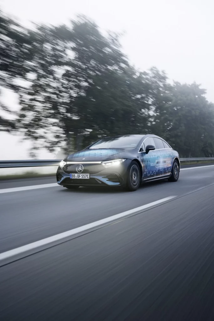 Un Mercedes EQS con batería de estado sólido viaja 1.205 km “de verdad” 21 Motor16 Un Mercedes EQS con batería de estado sólido viaja 1.205 km “de verdad” Un Mercedes EQS equipado con una batería de estado sólido experimental ha completado un viaje de 1.205 kilómetros desde Stuttgart (Alemania), hasta Malmö (Suecia), sin una sola parada de recarga. Esta demostración real ha sido fruto de la colaboración entre Mercedes-AMG High Performance Powertrains (HPP) y el fabricante estadounidense de baterías Factorial Energy, con el objetivo no sólo de establecer un nuevo récord de autonomía sino de validar el potencial de las baterías de estado sólido para su implementación en vehículos de producción. La prueba de larga distancia del Mercedes EQS con batería sólida superó en tres kilómetros el récord anterior establecido por el Mercedes Vision EQXX en su ruta Stuttgart-Silverstone, llegando a destino con una autonomía restante de 137 kilómetros. Este logro representa un hito tecnológico que combina autonomía extrema, eficiencia energética superior y madurez técnica, demostrando que la tecnología de batería sólida funciona no sólo en laboratorio sino también en condiciones reales de conducción por carreteras públicas. “La batería de estado sólido es un verdadero cambio de juego para la movilidad eléctrica”, declaró Markus Schäfer, miembro del consejo de administración de Mercedes-Benz Group AG y director de tecnología, quien añadió que “con el exitoso viaje de larga distancia del EQS, demostramos que esta tecnología funciona no solo en el laboratorio, sino también en la carretera. Nuestro objetivo es llevar innovaciones como esta a la producción en serie para finales de la década”. Tecnología de Fórmula 1 aplicada a este Mercedes EQS El sistema de batería de estado sólido del Mercedes EQS fue desarrollado en estrecha colaboración con Mercedes-AMG High Performance Powertrains (HPP), el centro tecnológico de Fórmula 1 del Grupo Mercedes-Benz ubicado en Brixworth, Reino Unido. Las celdas de litio-metal utilizadas en el vehículo proceden del fabricante estadounidense Factorial Energy, y están basadas en la tecnología FEST (Factorial Electrolyte System Technology). Una de las innovaciones más destacadas del sistema son los actuadores neumáticos que soportan las celdas durante los cambios de volumen típicos de esta tecnología, asegurando la presión de contacto necesaria sobre las celdas. Estos actuadores responden a los cambios en el volumen celular durante la carga y descarga, garantizando el funcionamiento perfecto de la batería a lo largo del tiempo. El contenido energético utilizable de la batería se incrementó un 25 % comparado con la batería estándar del Mercedes EQS, manteniendo un peso y tamaño comparables. La eficiencia adicional se logra mediante refrigeración por flujo de aire pasivo, eliminando sistemas de refrigeración activos que añadirían peso y complejidad al conjunto. Así, aunque Mercedes no aporta datos concretos, podemos deducir que la batería experimental de estado sólido montada en el Mercedes EQS tenía una capacidad útil de 135 kWh, con los que recorrió 1.205 km, conservando aún 137 km de autonomía al llegar a su destino. Esos 1.342 km potencialmente recorridos con 135 kWh nos dan un consumo ligeramente superior a los 10 kWh/100 km, una cifra bajísima realmente difícil de replicar en condiciones reales. En cualquier caso, la ruta elegida siguió las autopistas A7 y E20 a través de Alemania y Dinamarca hasta Malmö, Suecia. El recorrido óptimo se calculó utilizando Electric Intelligence, que tiene en cuenta la topografía, el tráfico, la temperatura ambiente y las necesidades energéticas para calefacción y refrigeración, evitando además el uso de ferries para mantener la continuidad del viaje. Validación real de la batería de estado sólido del Mercedes EQS Este viaje épico a bordo de un Mercedes EQS forma parte de un programa de validación integral de la tecnología de batería de estado sólido en Mercedes-Benz que comenzó con el anuncio de pruebas en carretera en febrero de 2025. Además de simulaciones digitales y pruebas en las instalaciones de Stuttgart-Untertürkheim y Sindelfingen, el vehículo y la batería se están probando en condiciones reales en carreteras públicas. El objetivo es evaluar el rendimiento general del vehículo en diferentes zonas climáticas y perfiles de ruta, acelerando el camino hacia la producción en serie. La reciente travesía hasta Malmö añade un escenario real de larga distancia a este programa de pruebas, proporcionando datos valiosos sobre el comportamiento de la tecnología en condiciones de uso extremo. La demostración del EQS con batería sólida llega en un momento crucial para la industria automovilística, donde la autonomía real sigue siendo una de las principales preocupaciones de los consumidores respecto a la movilidad eléctrica. Con este logro, Mercedes-Benz no solo demuestra la viabilidad técnica de la tecnología sino que marca el camino hacia una nueva generación de vehículos eléctricos que podrán rivalizar e incluso superar a los vehículos de combustión interna en términos de autonomía y practicidad. Las claves del Mercedes EQS con batería sólida • El Mercedes EQS con batería sólida es un prototipo experimental • Ha completado 1.205 km sin recargar, y aún disponía de 137 km de “reserva” • Se buscó la ruta óptima Stuttgart-Malmo para minimizar el consumo • El consumo superó moderadamente los 10 kWh/100 km • Tecnología desarrollada con Mercedes-AMG F1 y celdas de Factorial Energy • Esta batería experimental ofrece un 25 % más de energía que la estándar; unos 135 kWh • La batería tiene un peso y unas dimensiones similares a los de la batería estándar • Forma parte de un programa integral de validación para producción en serie antes de 2030
