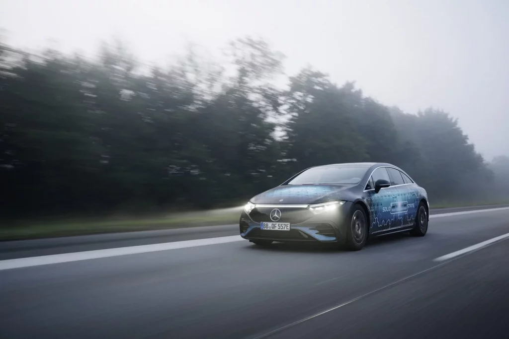 Un Mercedes EQS con batería de estado sólido viaja 1.205 km “de verdad” 20 Motor16 Un Mercedes EQS con batería de estado sólido viaja 1.205 km “de verdad” Un Mercedes EQS equipado con una batería de estado sólido experimental ha completado un viaje de 1.205 kilómetros desde Stuttgart (Alemania), hasta Malmö (Suecia), sin una sola parada de recarga. Esta demostración real ha sido fruto de la colaboración entre Mercedes-AMG High Performance Powertrains (HPP) y el fabricante estadounidense de baterías Factorial Energy, con el objetivo no sólo de establecer un nuevo récord de autonomía sino de validar el potencial de las baterías de estado sólido para su implementación en vehículos de producción. La prueba de larga distancia del Mercedes EQS con batería sólida superó en tres kilómetros el récord anterior establecido por el Mercedes Vision EQXX en su ruta Stuttgart-Silverstone, llegando a destino con una autonomía restante de 137 kilómetros. Este logro representa un hito tecnológico que combina autonomía extrema, eficiencia energética superior y madurez técnica, demostrando que la tecnología de batería sólida funciona no sólo en laboratorio sino también en condiciones reales de conducción por carreteras públicas. “La batería de estado sólido es un verdadero cambio de juego para la movilidad eléctrica”, declaró Markus Schäfer, miembro del consejo de administración de Mercedes-Benz Group AG y director de tecnología, quien añadió que “con el exitoso viaje de larga distancia del EQS, demostramos que esta tecnología funciona no solo en el laboratorio, sino también en la carretera. Nuestro objetivo es llevar innovaciones como esta a la producción en serie para finales de la década”. Tecnología de Fórmula 1 aplicada a este Mercedes EQS El sistema de batería de estado sólido del Mercedes EQS fue desarrollado en estrecha colaboración con Mercedes-AMG High Performance Powertrains (HPP), el centro tecnológico de Fórmula 1 del Grupo Mercedes-Benz ubicado en Brixworth, Reino Unido. Las celdas de litio-metal utilizadas en el vehículo proceden del fabricante estadounidense Factorial Energy, y están basadas en la tecnología FEST (Factorial Electrolyte System Technology). Una de las innovaciones más destacadas del sistema son los actuadores neumáticos que soportan las celdas durante los cambios de volumen típicos de esta tecnología, asegurando la presión de contacto necesaria sobre las celdas. Estos actuadores responden a los cambios en el volumen celular durante la carga y descarga, garantizando el funcionamiento perfecto de la batería a lo largo del tiempo. El contenido energético utilizable de la batería se incrementó un 25 % comparado con la batería estándar del Mercedes EQS, manteniendo un peso y tamaño comparables. La eficiencia adicional se logra mediante refrigeración por flujo de aire pasivo, eliminando sistemas de refrigeración activos que añadirían peso y complejidad al conjunto. Así, aunque Mercedes no aporta datos concretos, podemos deducir que la batería experimental de estado sólido montada en el Mercedes EQS tenía una capacidad útil de 135 kWh, con los que recorrió 1.205 km, conservando aún 137 km de autonomía al llegar a su destino. Esos 1.342 km potencialmente recorridos con 135 kWh nos dan un consumo ligeramente superior a los 10 kWh/100 km, una cifra bajísima realmente difícil de replicar en condiciones reales. En cualquier caso, la ruta elegida siguió las autopistas A7 y E20 a través de Alemania y Dinamarca hasta Malmö, Suecia. El recorrido óptimo se calculó utilizando Electric Intelligence, que tiene en cuenta la topografía, el tráfico, la temperatura ambiente y las necesidades energéticas para calefacción y refrigeración, evitando además el uso de ferries para mantener la continuidad del viaje. Validación real de la batería de estado sólido del Mercedes EQS Este viaje épico a bordo de un Mercedes EQS forma parte de un programa de validación integral de la tecnología de batería de estado sólido en Mercedes-Benz que comenzó con el anuncio de pruebas en carretera en febrero de 2025. Además de simulaciones digitales y pruebas en las instalaciones de Stuttgart-Untertürkheim y Sindelfingen, el vehículo y la batería se están probando en condiciones reales en carreteras públicas. El objetivo es evaluar el rendimiento general del vehículo en diferentes zonas climáticas y perfiles de ruta, acelerando el camino hacia la producción en serie. La reciente travesía hasta Malmö añade un escenario real de larga distancia a este programa de pruebas, proporcionando datos valiosos sobre el comportamiento de la tecnología en condiciones de uso extremo. La demostración del EQS con batería sólida llega en un momento crucial para la industria automovilística, donde la autonomía real sigue siendo una de las principales preocupaciones de los consumidores respecto a la movilidad eléctrica. Con este logro, Mercedes-Benz no solo demuestra la viabilidad técnica de la tecnología sino que marca el camino hacia una nueva generación de vehículos eléctricos que podrán rivalizar e incluso superar a los vehículos de combustión interna en términos de autonomía y practicidad. Las claves del Mercedes EQS con batería sólida • El Mercedes EQS con batería sólida es un prototipo experimental • Ha completado 1.205 km sin recargar, y aún disponía de 137 km de “reserva” • Se buscó la ruta óptima Stuttgart-Malmo para minimizar el consumo • El consumo superó moderadamente los 10 kWh/100 km • Tecnología desarrollada con Mercedes-AMG F1 y celdas de Factorial Energy • Esta batería experimental ofrece un 25 % más de energía que la estándar; unos 135 kWh • La batería tiene un peso y unas dimensiones similares a los de la batería estándar • Forma parte de un programa integral de validación para producción en serie antes de 2030