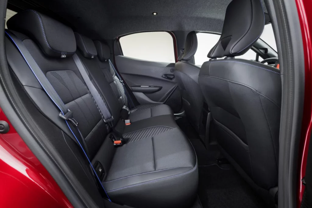 La sexta generación del Renault Clio crece en tamaño y ofrece 1.000 km de autonomía 33 Motor16 nuevo renault clio esprit alpine rojo 2026 11 Motor16
