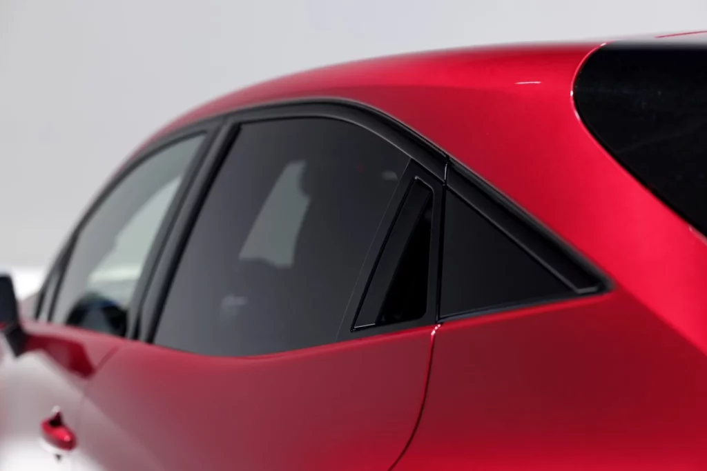 La sexta generación del Renault Clio crece en tamaño y ofrece 1.000 km de autonomía 40 Motor16 nuevo renault clio esprit alpine rojo 2026 18 Motor16