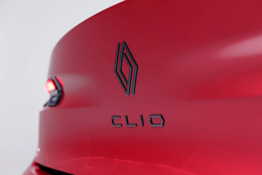 La sexta generación del Renault Clio crece en tamaño y ofrece 1.000 km de autonomía 46 Motor16 nuevo renault clio esprit alpine rojo 2026 24 Motor16
