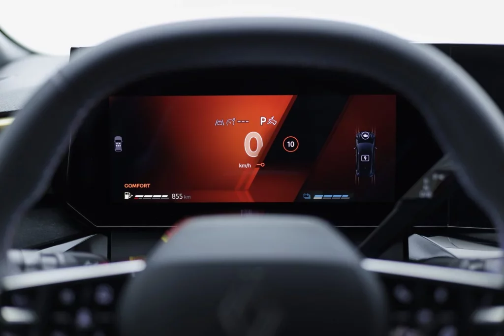La sexta generación del Renault Clio crece en tamaño y ofrece 1.000 km de autonomía 57 Motor16 nuevo renault clio esprit alpine rojo 2026 36 Motor16