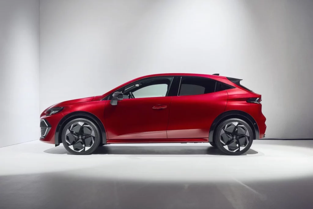 La sexta generación del Renault Clio crece en tamaño y ofrece 1.000 km de autonomía 59 Motor16 nuevo renault clio techno rojo 2026 2 Motor16