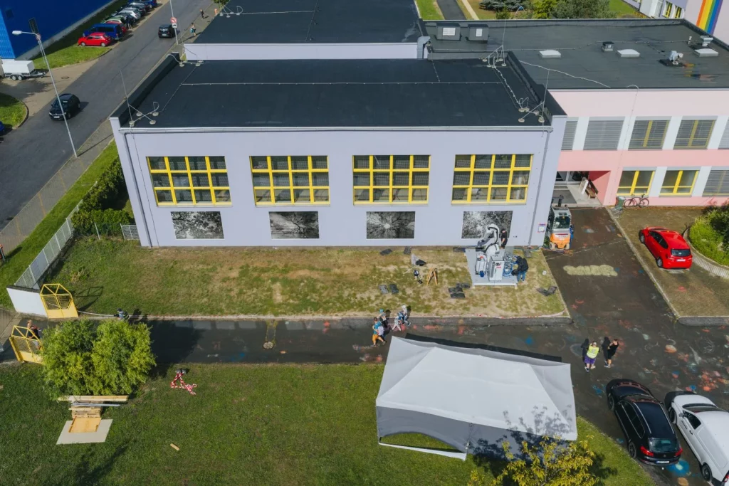 Un robot ABB de Škoda usó la tecnología PixelPaint para crear un mural urbano con diseño de IA, llevando la robótica industrial al arte público.
