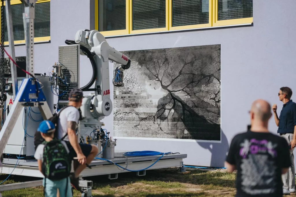 Un robot de ABB deja la línea de montaje de Škoda para pintar murales