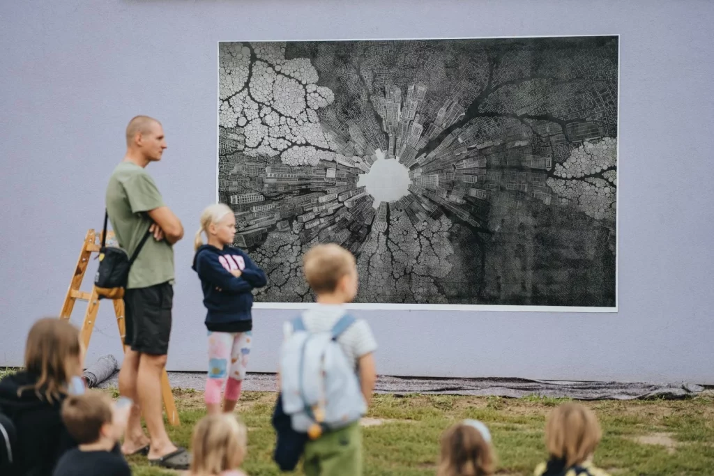Un robot de ABB deja la línea de montaje de Škoda para pintar murales