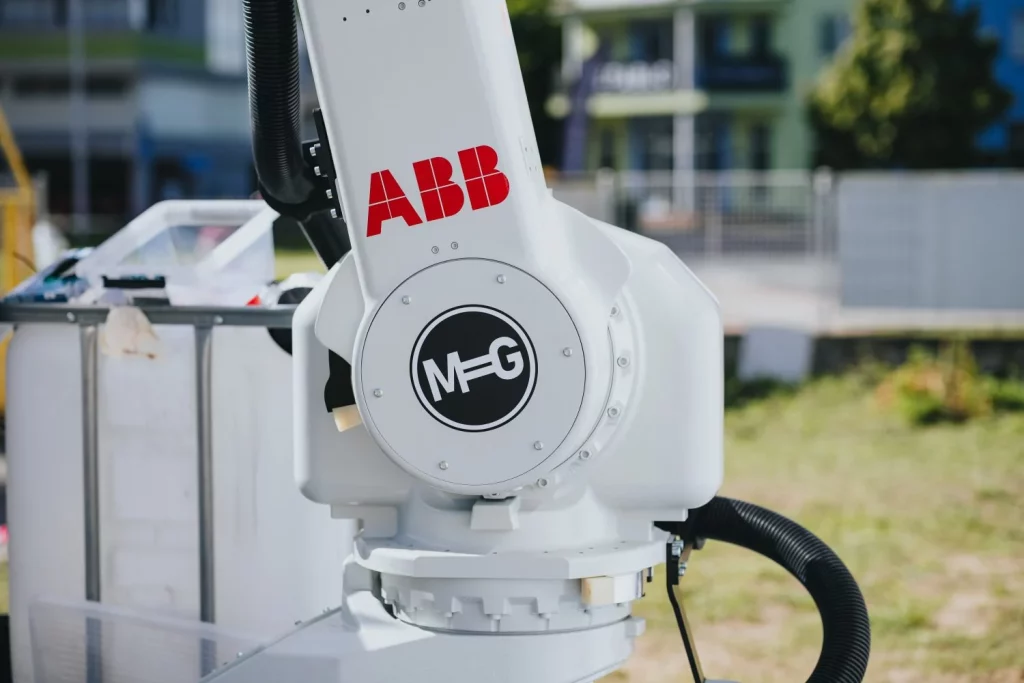 Un robot de ABB deja la línea de montaje de Škoda para pintar murales