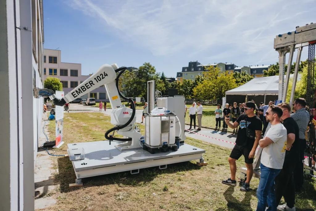 Un robot de ABB deja la línea de montaje de Škoda para pintar murales