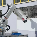 Un robot de ABB deja la línea de montaje de Škoda para pintar murales