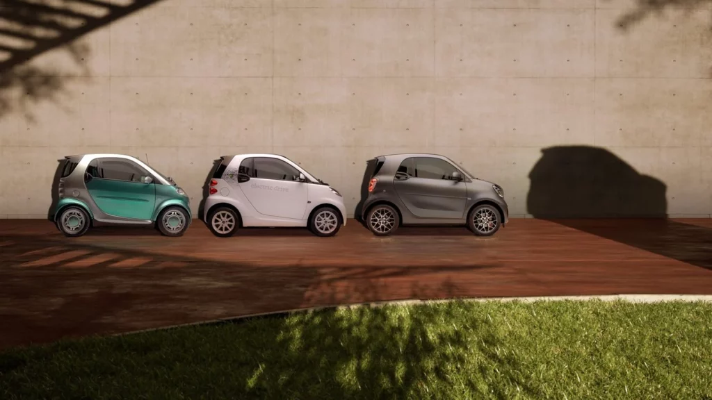 Smart #2: regreso a los orígenes con un biplaza urbano eléctrico 2 Motor16 Teaser con la silueta del nuevo Smart #2 junto a sus predecesores. Foto: Smart.