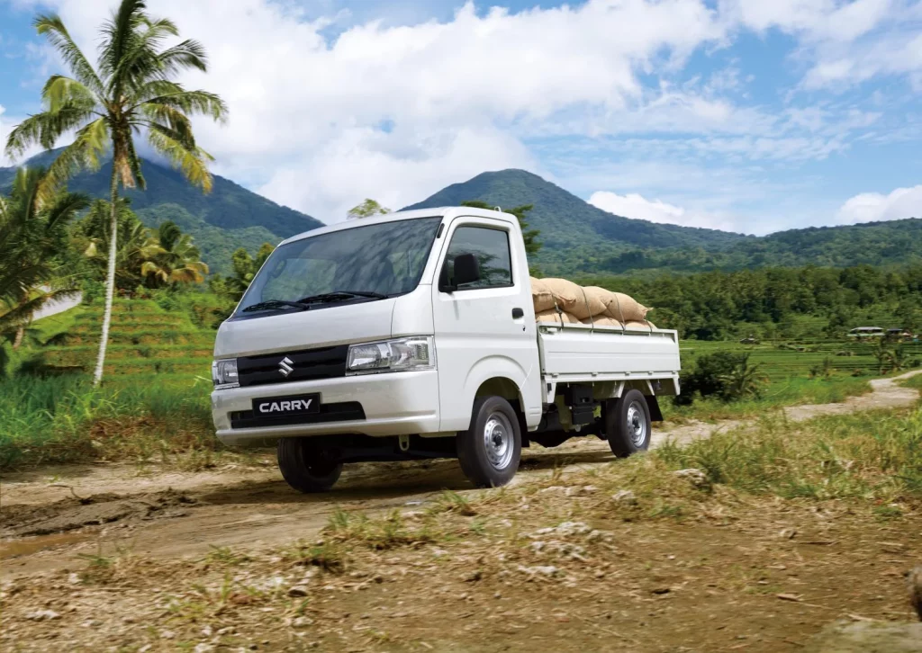 Los pequeños gigantes de Suzuki: Nueve modelos millonarios que han conquistado el mundo a base de ingenio japonés 14 Motor16 Suzuki ha demostrado que el tamaño no determina el éxito: nueve de sus modelos han superado el millón de unidades vendidas, liderados por el Alto con más de 16 millones desde 1979. La marca japonesa ha comercializado más de 80 millones de automóviles en su historia, convirtiendo vehículos compactos como el Swift (10 millones), Vitara (4 millones) y el icónico Jimny (3 millones) en auténticos fenómenos globales. Su filosofía de ofrecer soluciones inteligentes, eficientes y accesibles ha conquistado mercados mundiales, desde el pionero SUV Vitara hasta el revolucionario Alto que costaba un 20% menos que su competidor más barato.