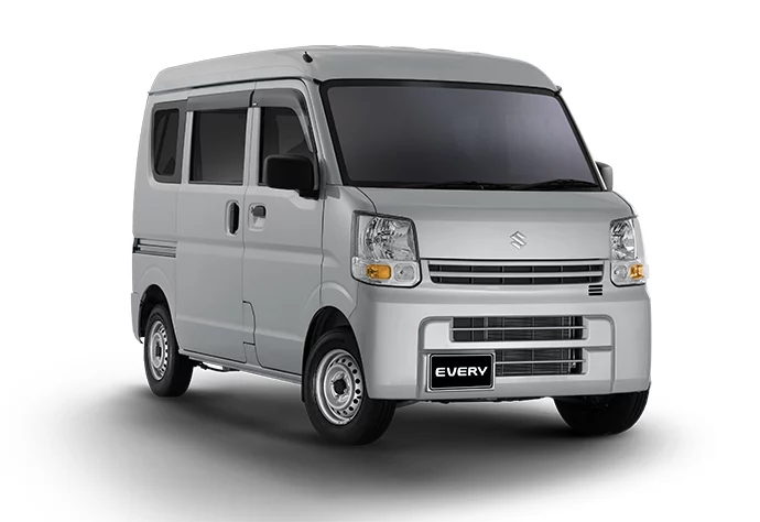 Los pequeños gigantes de Suzuki: Nueve modelos millonarios que han conquistado el mundo a base de ingenio japonés 1 Motor16 Suzuki ha demostrado que el tamaño no determina el éxito: nueve de sus modelos han superado el millón de unidades vendidas, liderados por el Alto con más de 16 millones desde 1979. La marca japonesa ha comercializado más de 80 millones de automóviles en su historia, convirtiendo vehículos compactos como el Swift (10 millones), Vitara (4 millones) y el icónico Jimny (3 millones) en auténticos fenómenos globales. Su filosofía de ofrecer soluciones inteligentes, eficientes y accesibles ha conquistado mercados mundiales, desde el pionero SUV Vitara hasta el revolucionario Alto que costaba un 20% menos que su competidor más barato.