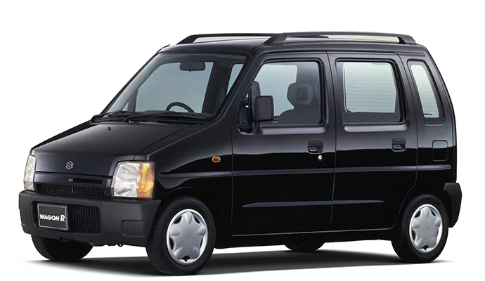 Los pequeños gigantes de Suzuki: Nueve modelos millonarios que han conquistado el mundo a base de ingenio japonés 9 Motor16 Suzuki ha demostrado que el tamaño no determina el éxito: nueve de sus modelos han superado el millón de unidades vendidas, liderados por el Alto con más de 16 millones desde 1979. La marca japonesa ha comercializado más de 80 millones de automóviles en su historia, convirtiendo vehículos compactos como el Swift (10 millones), Vitara (4 millones) y el icónico Jimny (3 millones) en auténticos fenómenos globales. Su filosofía de ofrecer soluciones inteligentes, eficientes y accesibles ha conquistado mercados mundiales, desde el pionero SUV Vitara hasta el revolucionario Alto que costaba un 20% menos que su competidor más barato.