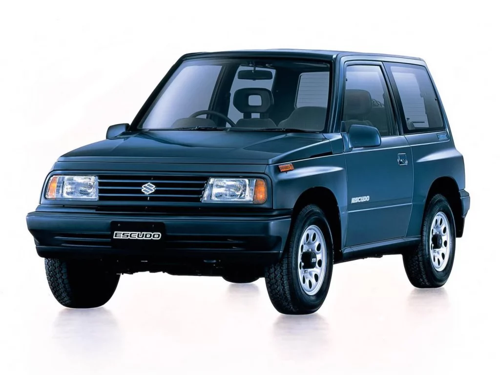 Los pequeños gigantes de Suzuki: Nueve modelos millonarios que han conquistado el mundo a base de ingenio japonés 3 Motor16 Suzuki ha demostrado que el tamaño no determina el éxito: nueve de sus modelos han superado el millón de unidades vendidas, liderados por el Alto con más de 16 millones desde 1979. La marca japonesa ha comercializado más de 80 millones de automóviles en su historia, convirtiendo vehículos compactos como el Swift (10 millones), Vitara (4 millones) y el icónico Jimny (3 millones) en auténticos fenómenos globales. Su filosofía de ofrecer soluciones inteligentes, eficientes y accesibles ha conquistado mercados mundiales, desde el pionero SUV Vitara hasta el revolucionario Alto que costaba un 20% menos que su competidor más barato.