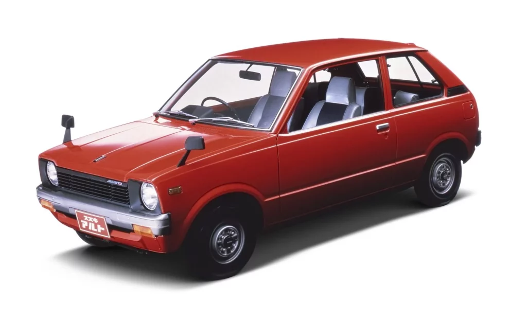Los pequeños gigantes de Suzuki: Nueve modelos millonarios que han conquistado el mundo a base de ingenio japonés 19 Motor16 Suzuki ha demostrado que el tamaño no determina el éxito: nueve de sus modelos han superado el millón de unidades vendidas, liderados por el Alto con más de 16 millones desde 1979. La marca japonesa ha comercializado más de 80 millones de automóviles en su historia, convirtiendo vehículos compactos como el Swift (10 millones), Vitara (4 millones) y el icónico Jimny (3 millones) en auténticos fenómenos globales. Su filosofía de ofrecer soluciones inteligentes, eficientes y accesibles ha conquistado mercados mundiales, desde el pionero SUV Vitara hasta el revolucionario Alto que costaba un 20% menos que su competidor más barato.