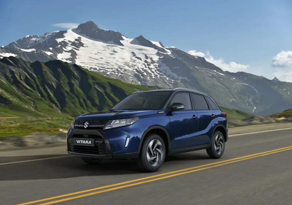 Los pequeños gigantes de Suzuki: Nueve modelos millonarios que han conquistado el mundo a base de ingenio japonés 25 Motor16 Suzuki ha demostrado que el tamaño no determina el éxito: nueve de sus modelos han superado el millón de unidades vendidas, liderados por el Alto con más de 16 millones desde 1979. La marca japonesa ha comercializado más de 80 millones de automóviles en su historia, convirtiendo vehículos compactos como el Swift (10 millones), Vitara (4 millones) y el icónico Jimny (3 millones) en auténticos fenómenos globales. Su filosofía de ofrecer soluciones inteligentes, eficientes y accesibles ha conquistado mercados mundiales, desde el pionero SUV Vitara hasta el revolucionario Alto que costaba un 20% menos que su competidor más barato.