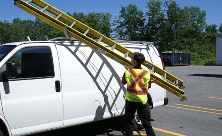 ¿Puedo transportar una escalera atada encima de mi vehículo?