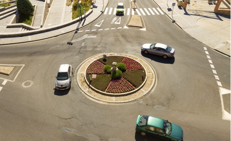¿Está prohibido aparcar en las rotondas?
