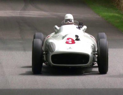 Stirling Moss se sube a un 'flecha de plata' de Mercedes