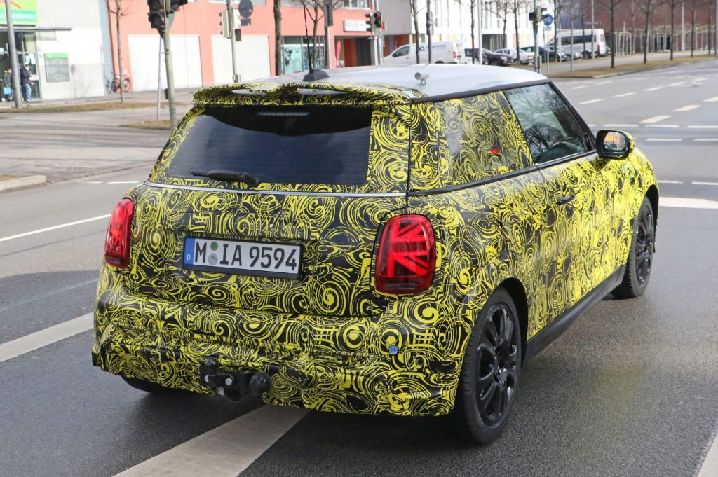 Mini John Cooper Works 2023 rodando por las calle en Múnich