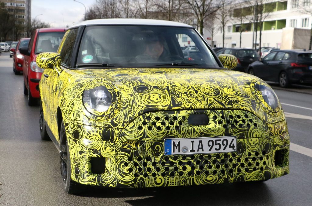 Mini John Cooper Works 2023 rodando por las calles de Múnich