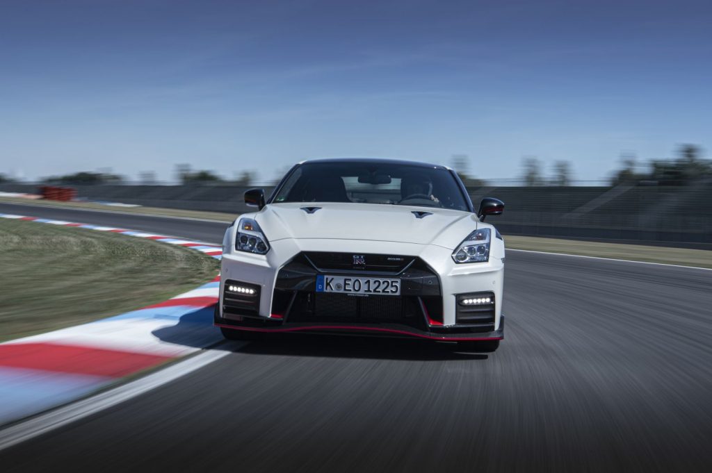 Nissan GT-R Track Edition por delante
