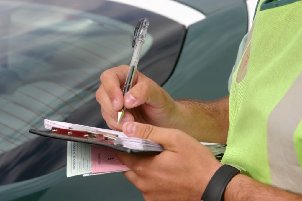 Ni GPS, ni móvil, ni regular la temperatura. Todos los motivos por los que  la DGT te puede multar por tocar una pantalla incluso con el coche parado