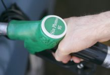 El bochornoso gesto que todos hacemos al echar gasolina y con el que pensamos que ahorramos dinero