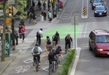 Mitad tetris, mitad cubo de Rubik: así es el semáforo que llega a Barcelona para volver locos a ciclistas