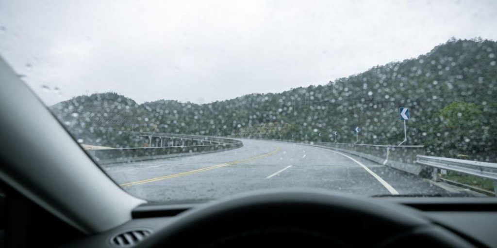 El rascador de parabrisas se ha convertido en la herramienta más útil para  el conductor en el invierno