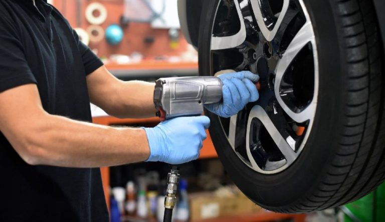 La OCU se moja: Estos son los mejores y peores neumáticos que puedes poner a tu coche en 2025