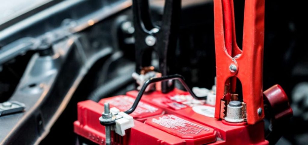 Pasos para arrancar el coche con pinzas