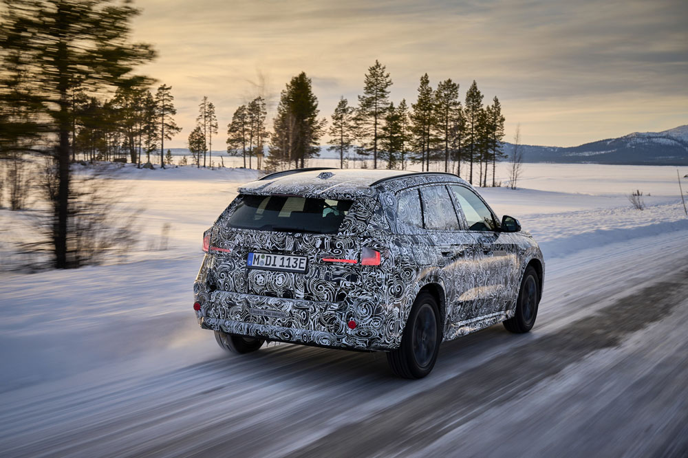 2022 BMW iX1 Test. Imagen movimiento trasera.