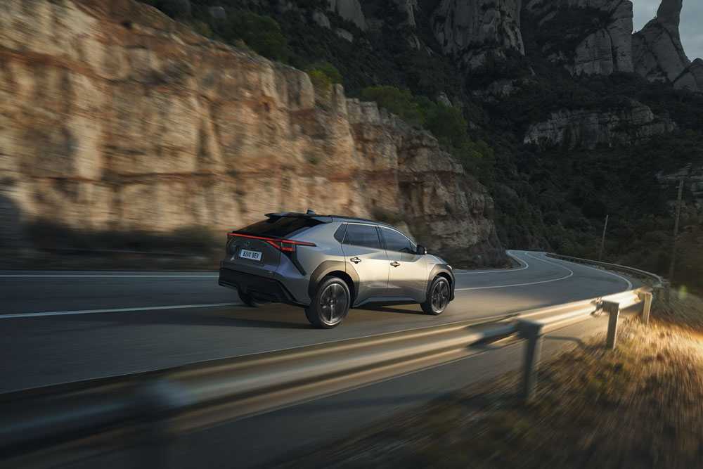 2022 Toyota bZ4X. Imagen movimiento trasera.