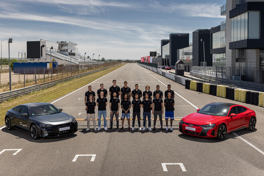 Los jugadores del Real Madrid en un acto con Audi.